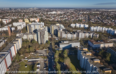 18.12.2025 - das Marx-Zentrum und Wohnanlage am Karl-Marx-Ring 52-62