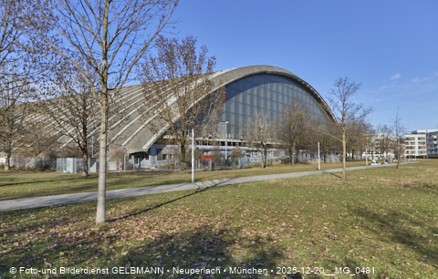 20.12.2025 - die Paketposthalle wartet auf den Umbau und denbeidenHochhäusern