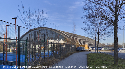 20.12.2025 - die Paketposthalle wartet auf den Umbau und denbeidenHochhäusern