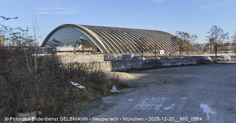 20.12.2025 - die Paketposthalle wartet auf den Umbau und denbeidenHochhäusern