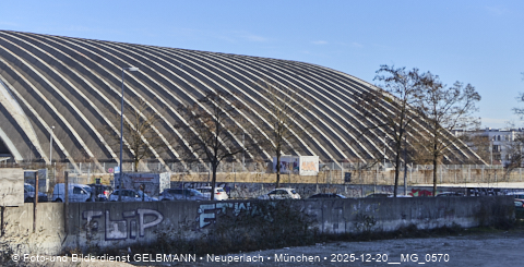 20.12.2025 - die Paketposthalle wartet auf den Umbau und denbeidenHochhäusern