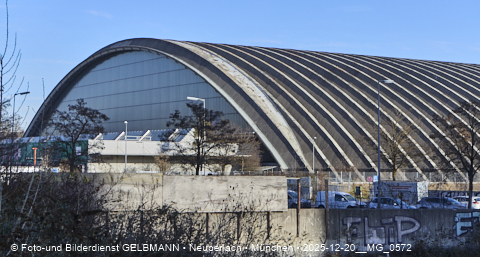 20.12.2025 - die Paketposthalle wartet auf den Umbau und denbeidenHochhäusern