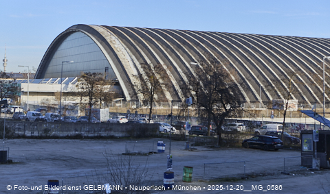 20.12.2025 - die Paketposthalle wartet auf den Umbau und denbeidenHochhäusern