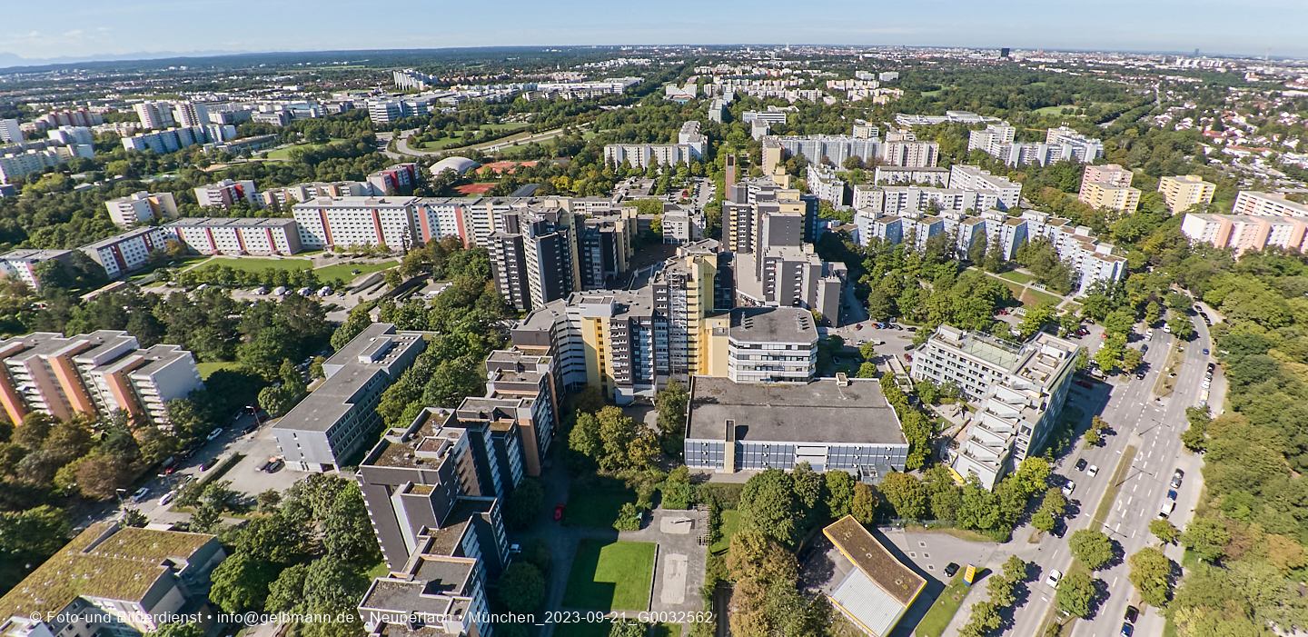 Luftbilder und Copterfotos vom Marx-Zentrum und der Wohnanlage am Karl-MArx-Ring 52-62 in Neuperlach