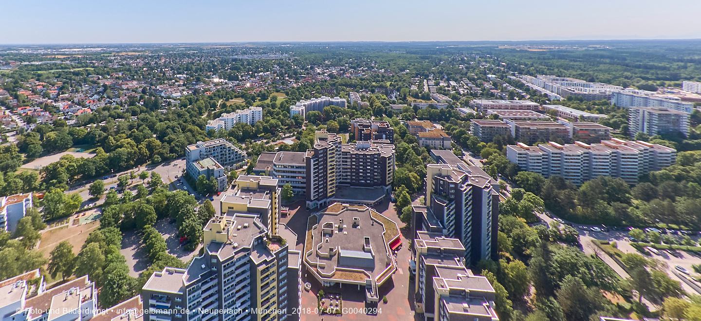 Luftbilder und Copterfotos vom Marx-Zentrum und der Wohnanlage am Karl-MArx-Ring 52-62 in Neuperlach