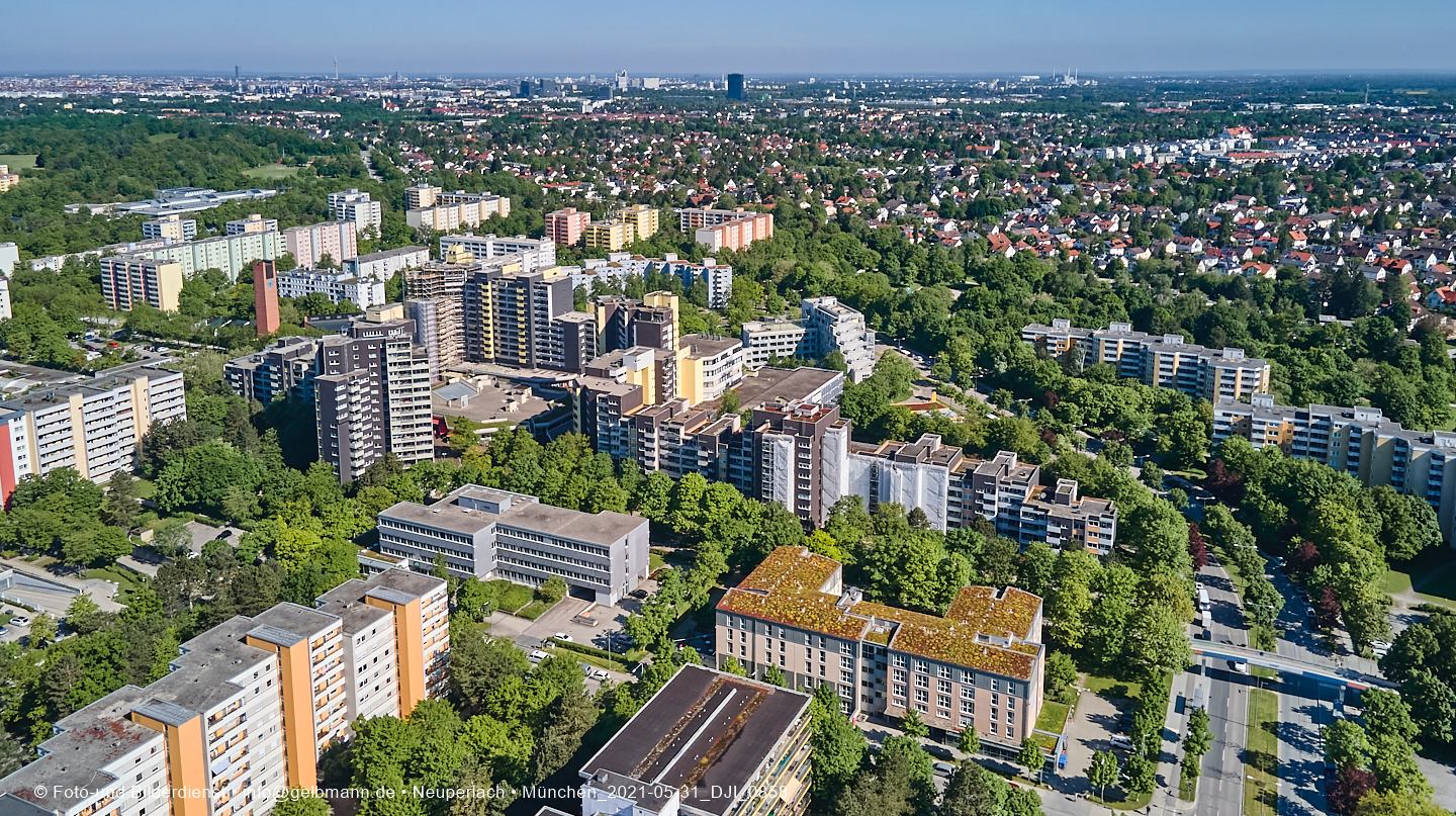 Luftbilder und Copterfotos vom Marx-Zentrum und der Wohnanlage am Karl-MArx-Ring 52-62 in Neuperlach