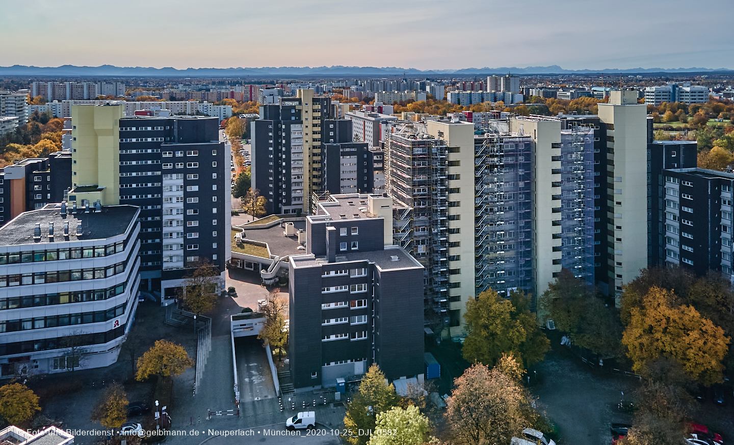 Luftbilder und Copterfotos vom Marx-Zentrum und der Wohnanlage am Karl-MArx-Ring 52-62 in Neuperlach