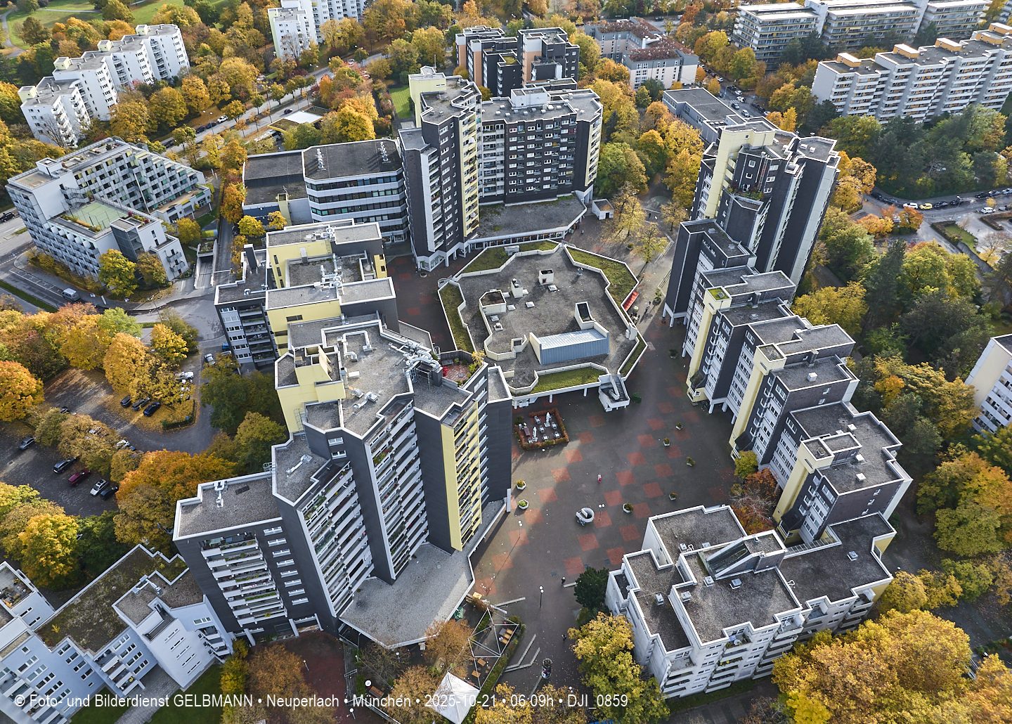 Luftbilder und Copterfotos vom Marx-Zentrum und der Wohnanlage am Karl-Marx-Ring 52-62 in Neuperlach