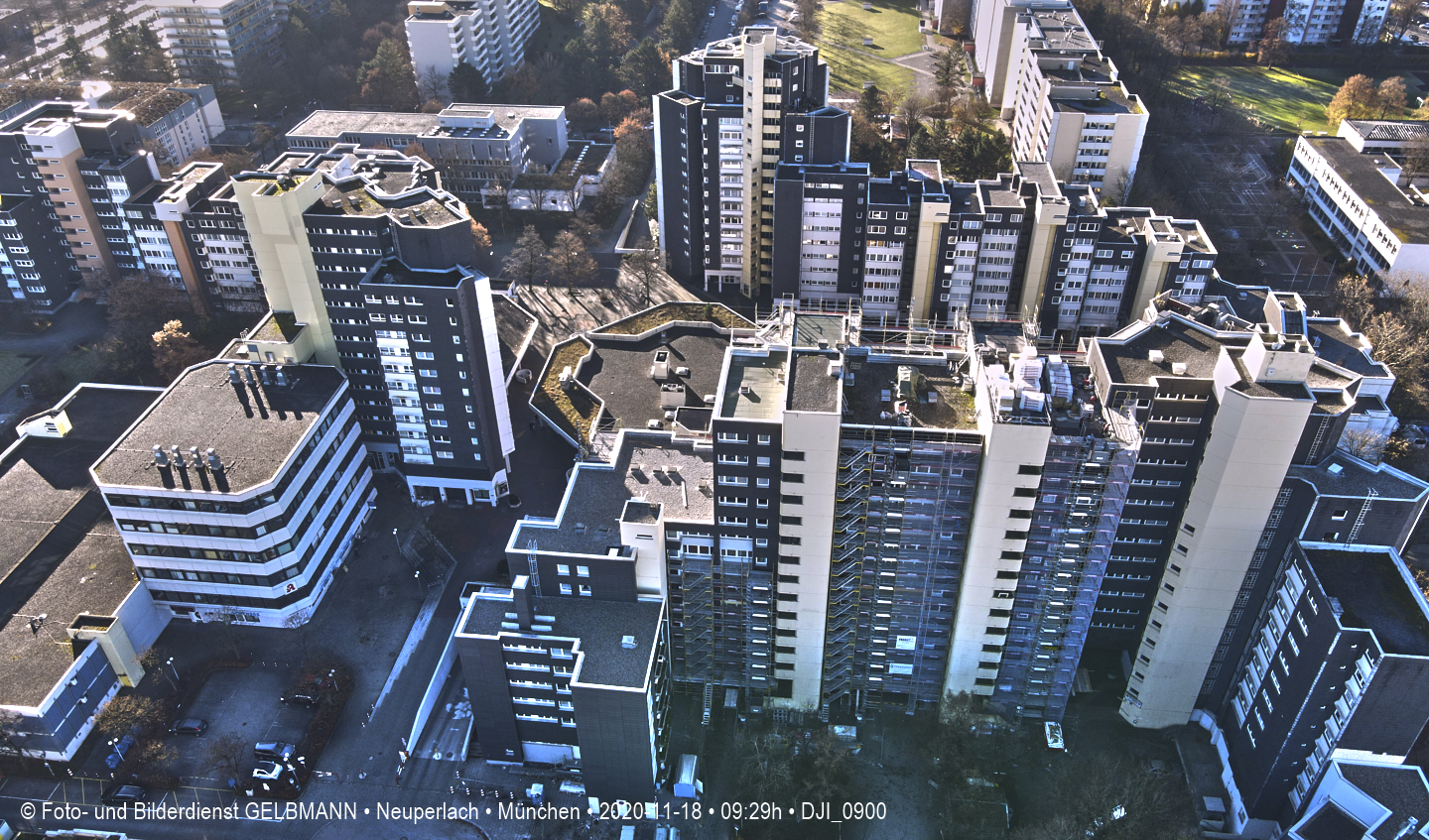 Luftbilder und Copterfotos vom Marx-Zentrum und der Wohnanlage am Karl-MArx-Ring 52-62 in Neuperlach