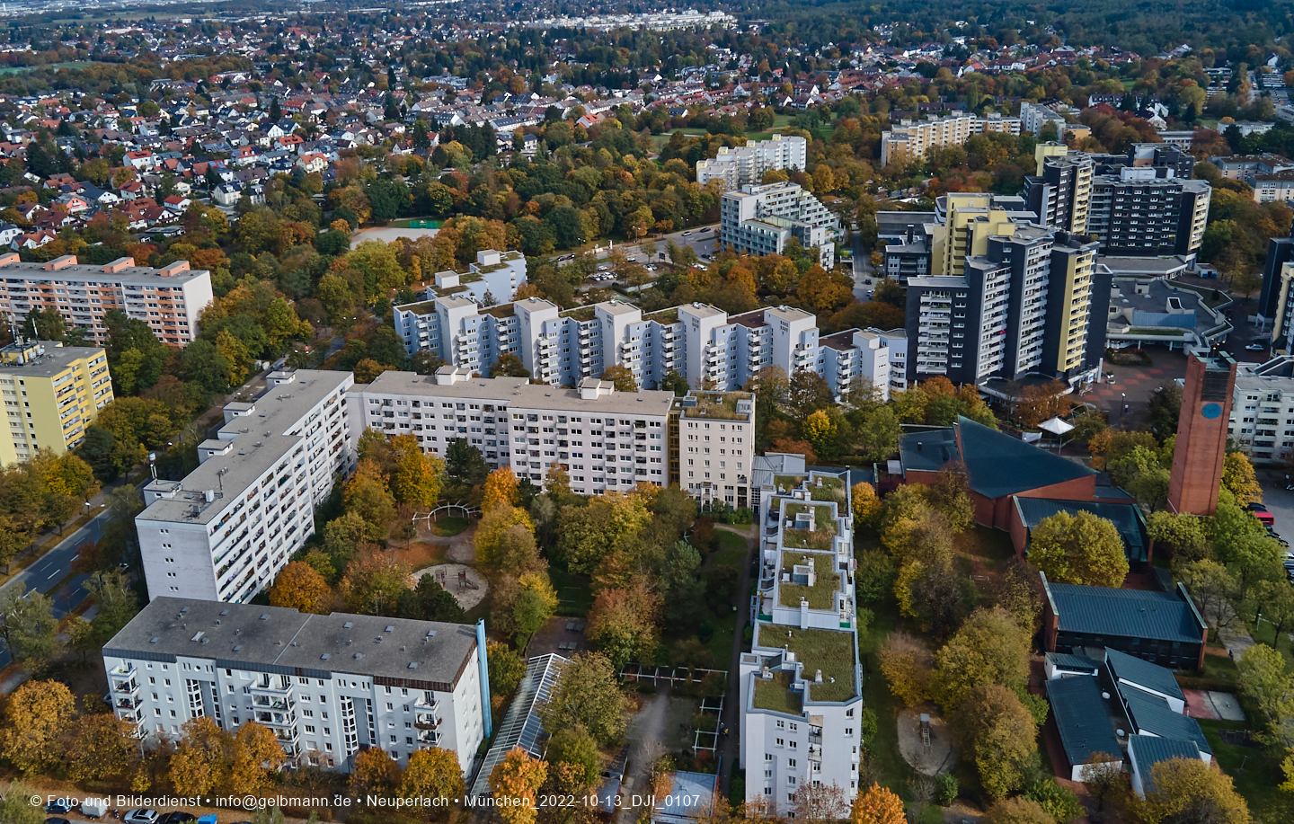 Luftbilder und Copterfotos vom Marx-Zentrum und der Wohnanlage am Karl-MArx-Ring 52-62 in Neuperlach